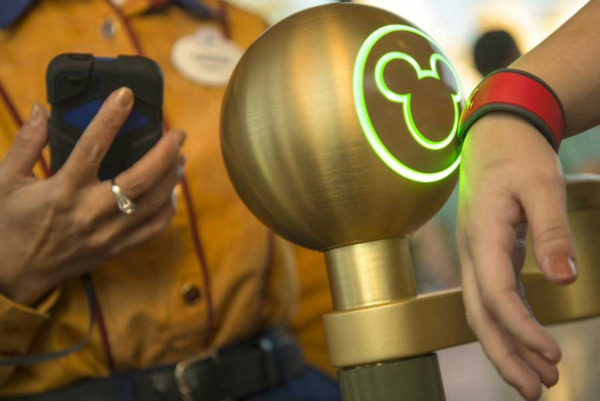 10 Lessons Disney's MagicBand Can Teach Other Theme Parks